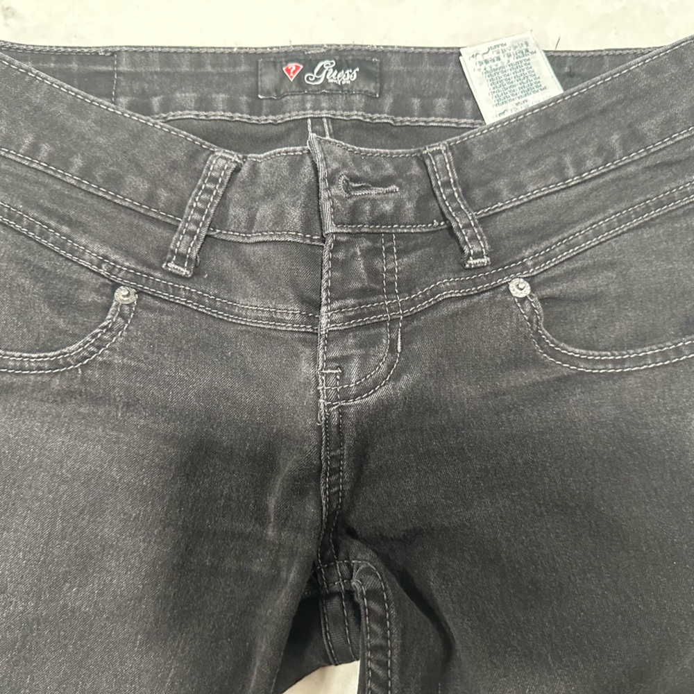 Guess brand capri slim fit, back seam zipper